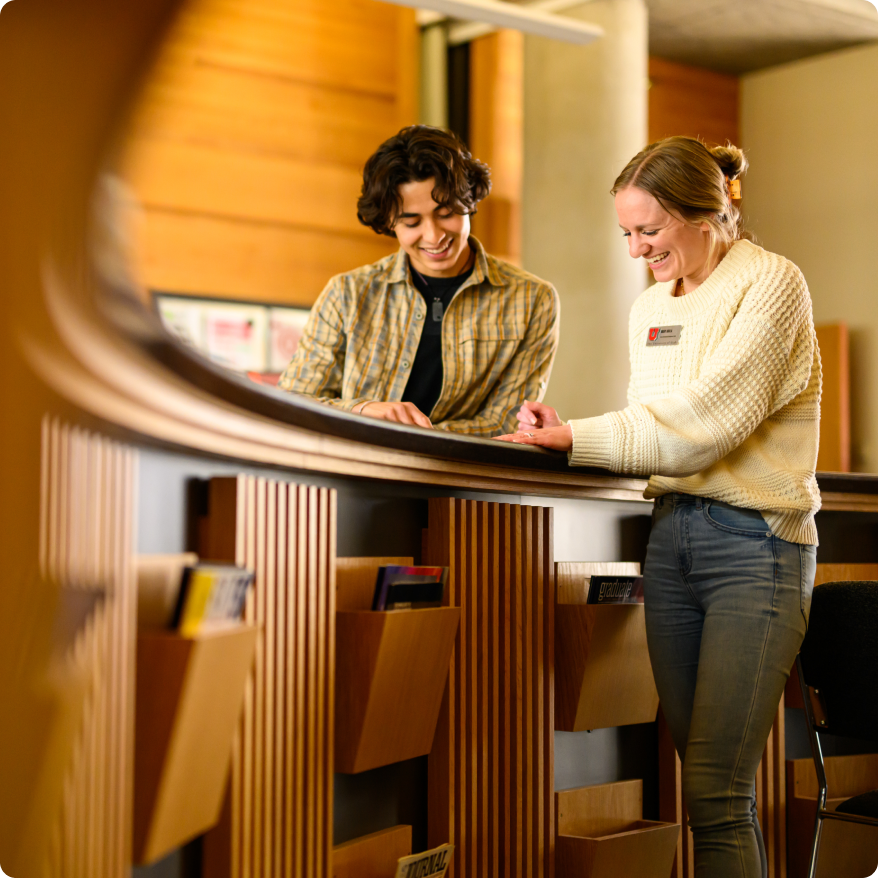 Honors advisor helping a University of Utah Student